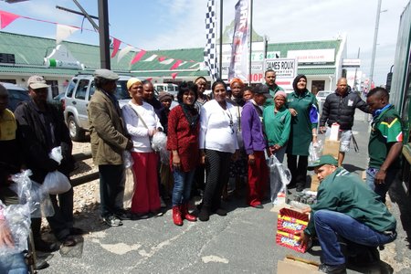 ‘n Deel van die groot hoeveelheid mense wat in Hoofstraat voedselpakkies van die Gift of the Givers ontvang het